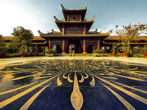 Nam Phương Linh Từ: Một quần thể đền thờ kỳ vĩ ở Đồng Tháp